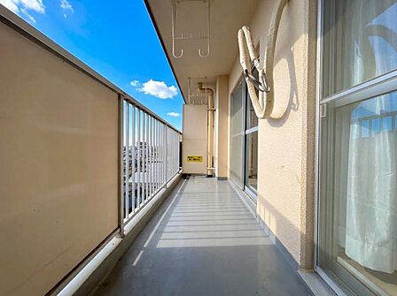 【バルコニー】南西角部屋・2面バルコニーという特性を活かし、明るく開放的な空間を実現した住まいです。