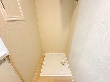 【ランドリースペース】毎日使う洗濯機。しっかりと奥行きのある置き場が確保されています。