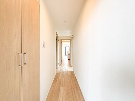 【玄関】玄関はおうちの顔と言われます。玄関アプローチは、外観デザインの印象を左右します。ご家族の個性を出しながら、素敵な玄関でお客様をお迎えしてください。