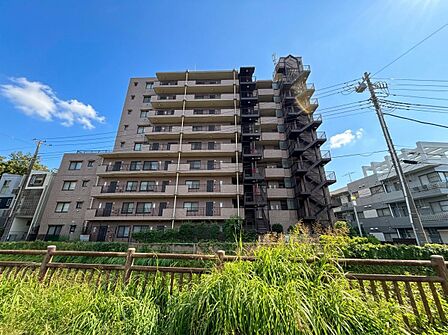 【外観】家族の温かさと陽光の暖かさ、楽しい毎日と明るい未来を予感させる「空間が織り成すひとつ先の住み心地」を演出します。