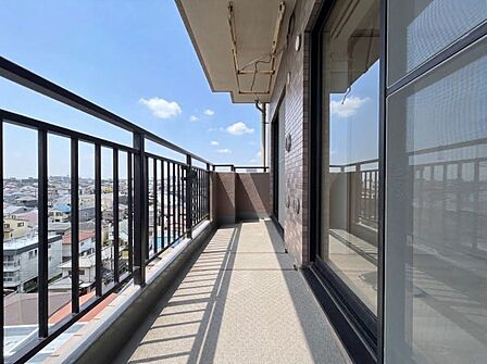 【バルコニー】南西角部屋・2面バルコニーという特性を活かし、明るく開放的な空間を実現した住まいです。 