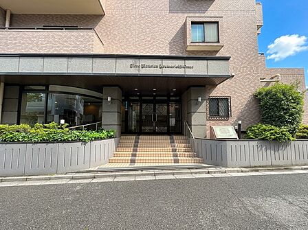 【エントランス】その住居の第一印象となるのがエントランスホールです。訪問されたお客さまをやさしくお迎えします。エントランスホールは、いわば住居の顔です。