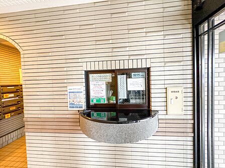 【受付】マンションの管理人室です。入居後、何かあればこちらにご相談ください。