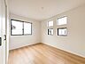 子供部屋：【子供部屋】お子様のお部屋にぴったりなクロークを備えたフローリング仕様の洋室です。
