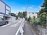 外観：【前面道路】家の前をまっすぐの通りが走っている。クルマは少なく、人々は毎朝、ウォーキング、ジョギング、犬の散歩など、フリーな朝時間を過ごしている。