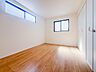 子供部屋：【子供部屋】お子様のお部屋にぴったりなクロークを備えたフローリング仕様の洋室です。