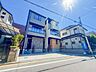 外観：【現地】閑静な住宅街に位置しております。良好な環境で、子育てへの安心感と親子の楽しみが倍増。人の生活に欠かすことの出来ない潤いが存在します。
