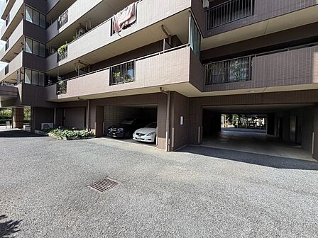【駐車場】毎日の生活にマイカーが必須という方は、購入を検討する際、駐車場があることは大事な条件です。