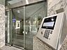 玄関：【エントランス】その住居の第一印象となるのがエントランスホールです。訪問されたお客さまをやさしくお迎えします。エントランスホールは、いわば住居の顔です。