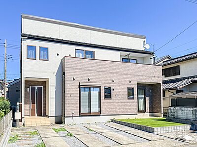 外観:【外観】堂々たる趣ながら、主張し過ぎずどこか余裕を感じさせるシャープなフォルムで佇む邸宅は、晴天の空と照らし合わせる事で、本来あるべき完成形の姿を見せてくれます。 外観:【外観】堂々たる趣ながら、主張し過ぎずどこか余裕を感じさせるシャープなフォルムで佇む邸宅は、晴天の空と照らし合わせる事で、本来あるべき完成形の姿を見せてくれます。