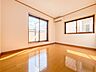 子供部屋：【洋室6帖】お子様のお部屋にぴったりなクロークを備えたフローリング仕様の洋室です。