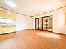 室内：【LDK12.5帖】木の温もりがやさしいフローリング仕様。明るく広々としたダイニングはとても快適な空間です。