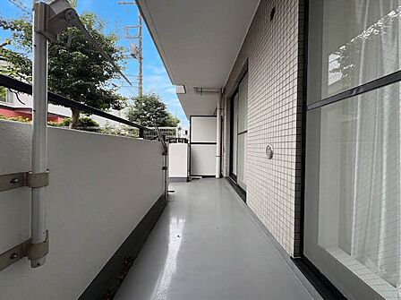 【バルコニー】 バルコニーから差し込む陽光・通風は、住環境・快適性と共に有り続ける貴重な「財産」です。