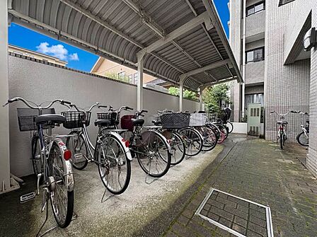 【駐輪場】駐輪場があると自転車を自由に出し入れ出来るので便利。屋根付きで雨にさらされる心配もありません。