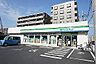周辺：コンビニ 742m ファミリーマート越谷西方店(ファミリーマートの強さは、少量のお惣菜を売るファミデリカとドラッグストアと組んだコラボ。サラダを中心にしたヘルシー食材が充実のコンビニです。)…