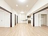 室内：【LDK12.6帖】シンプルなデザインの家は風情がある。住む人のこだわりを感じる。外観も内装もいたってシンプル。居心地がよく、家事や趣味、子育てなどにも集中できる。家も人間も熟成するほどシン…