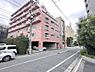 外観：【前面道路】家の前をまっすぐの通りが走っている。クルマは少なく、人々は毎朝、ウォーキング、ジョギング、犬の散歩など、フリーな朝時間を過ごしている。