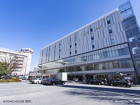 駅 1040m JR京浜東北線「浦和」駅(浦和駅(交通アクセスの中心として、京浜東北線・高崎線・宇都宮線・湘南新宿ライン・東京上野ラインが発着。平成30年には浦和駅西口ビル部分「浦和アトレW…