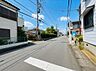 外観：【前面道路、公道6m】家の前をまっすぐの通りが走っている。クルマは少なく、人々は毎朝、ウォーキング、ジョギング、犬の散歩など、フリーな朝時間を過ごしている。