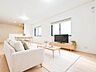 室内：【LDK15.7帖】シンプルなデザインの家は風情がある。住む人のこだわりを感じる。外観も内装もいたってシンプル。居心地がよく、家事や趣味、子育てなどにも集中できる。家も人間も熟成するほどシン…