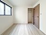 子供部屋：A号棟【洋室4.8帖】お子様のお部屋にぴったりなクロークを備えたフローリング仕様の洋室です。
