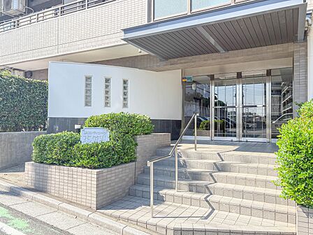 【エントランス】キレイに維持管理されたエントランス。広々としています。