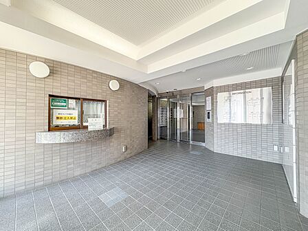 【オートロック】オートロックの最大のメリットは、訪問営業や勧誘を断りやすいこと。玄関前までセールスが来ないため、しつこくされ困ることがありません。住人と関係者しか入れない環境は安心感がありま…