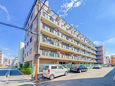 【外観】家族の温かさと陽光の暖かさ、楽しい毎日と明るい未来を予感させる「空間が織り成すひとつ先の住み心地」を演出します。