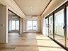 リビング/ダイニング：光が溢れ、風も溢れ、居心地のよい住空間、自然体で過ごせる住空間にリビングを。それは住むというシンプルなカタチをどこまでも追求してきた結果です。新築の厳かな居住性を身体全体で感じてください。