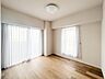 洋室：通風・採光に優れ、心地よい光と風が溢れています。 贅沢で豊かな居住性と、プライドを満たすクオリティが見事に調和した住空間。新築ならではの快適なひとときをご体感頂ける筈です。