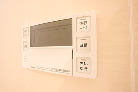 【追い焚き機能付スイッチ】スイッチ一つで設定の温度・湯量通りに自動でお湯はりを行います。また、自動機能をONにしておくことで自動保温、湯温が低下すると自動的に追い炊きをします。