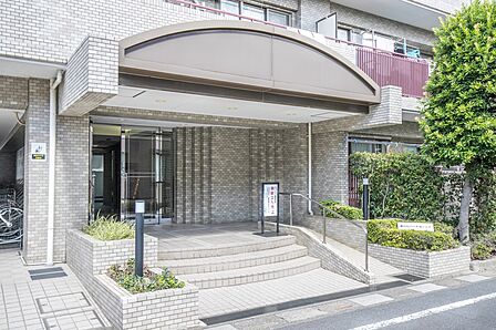 エントランスは、マンションの「顔」印象を左右する大事な空間です。居住者の帰り、訪れる方を優しく迎えてくれます。