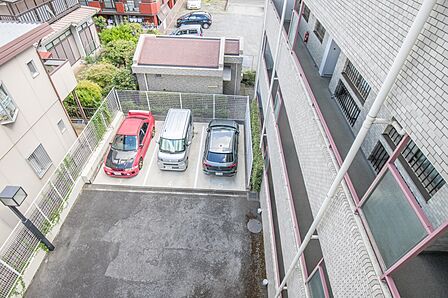 毎日の生活にマイカーが必須という方は、購入を検討する際、駐車場があることは大事な条件です。毎日の通勤や家族の送迎、買い物やお出かけなどクルマのある暮らしを満喫したい方は要チェック！