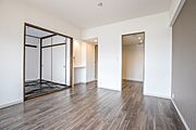 シンプルなデザインの家は風情がある。住む人のこだわりを感じる。外観も内装もいたってシンプル。居心地がよく、家事や趣味、子育てなどにも集中できる。家も人間も熟成するほどシンプルになっていくよう…