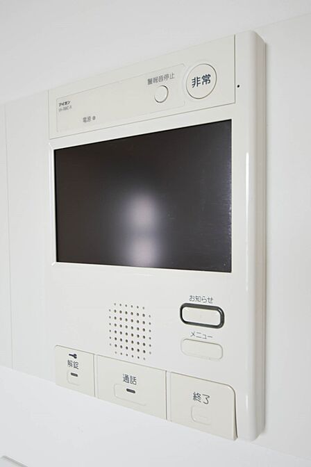 TVモニター付きインターフォン 来訪者の様子を室内TVモニターでチェック。対応したくないセールスを断りやすく、子どもに留守番をさせるときも安心。不在時の来訪者を録画でき、犯罪抑止効果も期待…