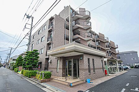 <オートロック>オートロックの最大のメリットは、訪問営業や勧誘を断りやすいこと。玄関前までセールスが来ないため、しつこくされ困ることがありません。住人と関係者しか入れない環境は安心感がありま…