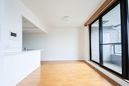 リビングにいるお子様と会話をしながら家事ができるカウンターキッチン。いま手があいているか、忙しそうなのか相手の様子を伺いながらコミュニケーションをとる訓練にもなります。