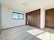 1号棟【居室7.57.5帖】独立性を高めたお部屋。たっぷりの収納も配備しており、片付いた空間を実現出来そう。陽光も降り注ぐ明るく開放的な空間が魅力的。