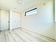2号棟【居室5.2帖】シンプルな内装はおしゃれのポイントです。シンプルは華美より飽きがこないからです。色や模様でおしゃれ感をだす。それがシンプルイズビューティーです。