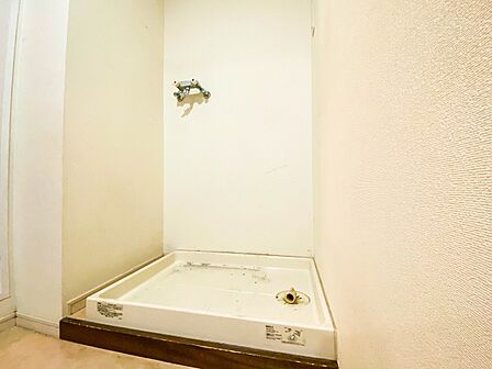 【ランドリースペース】毎日使う洗濯機。しっかりと奥行きのある置き場が確保されています。