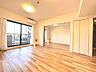 室内：【LDK14.2帖】明るく開放的な空間が広がるLDK。