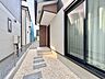 玄関：U号棟【玄関】家の顔となる玄関は、高いデザイン性が求められます。高級感と断熱性、防犯性に優れた玄関ドアを標準装備。ピッキング対策のセキュリティサムターン等、防犯に考慮しました。
