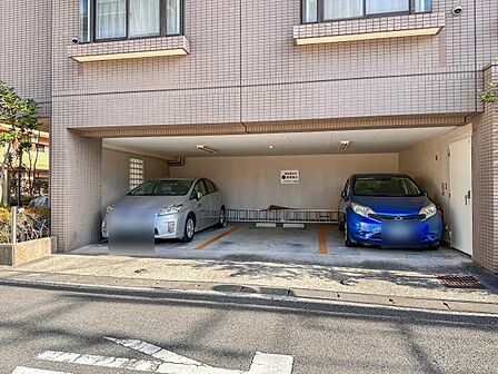 【駐車場】毎日の生活にマイカーが必須という方は、購入を検討する際、駐車場があることは大事な条件です。毎日の通勤や家族の送迎、買い物やお出かけなどクルマのある暮らしを満喫したい方は要チェック。…