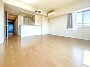 【リビングLDK12.3帖】  整然とした空間演出、快適な理想の暮らしの実現は家のみの拘りではなく、そこで暮らす方々にとって素敵な環境であることも挙げられると思います。四季折々の変化が奏でる…
