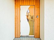 1号棟【玄関】家の顔となる玄関は、高いデザイン性が求められます。高級感と断熱性、防犯性に優れた玄関ドアを標準装備。ピッキング対策のセキュリティサムターン等、防犯に考慮しました。