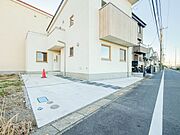 1号棟【駐車場】毎日の生活にマイカーが必須という方は、購入を検討する際、駐車場があることは大事な条件です。毎日の通勤や家族の送迎、買い物やお出かけなどクルマのある暮らしを満喫したい方は要チェ…
