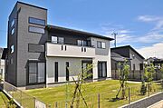 南向きの明るい前面道路に面した建物。お庭でガーデニングや家庭菜園などにもご利用いただけます。