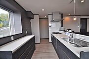 キッチンはオープンキッチンで開放的な空間です。カップボード、パントリー収納付きでキッチン周りをスッキリ収納できます。