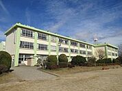 坂戸市立浅羽野小学校まで562m 地域に根差した教育環境の中で、お子様が健やかに成長できる子育て世帯にも嬉しい立地です。