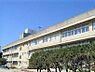 周辺：松戸市立貝の花小学校まで514m 小学校が身近にあり、お子さまの通学にも配慮しやすい環境。毎日の登下校を見守りやすく、子育て世帯にとって嬉しい立地です。